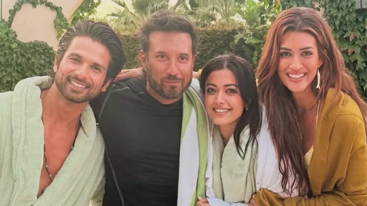 Cocktail 2: Kriti Sanon, Rashmika Mandanna, Shahid Kapoor and director Homi Adajania pose together in new pics Cocktail 2: Kriti Sanon, Rashmika Mandanna, Shahid Kapoor and director Homi Adajania pose together in new pics