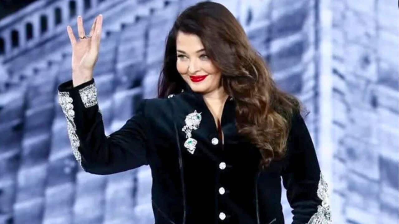 Diamond-studded buttons The actress' sherwani featured a split neckline, a raised bandhgala collar, and buttons adorned with diamonds. Structure was provided by the body-hugging silhouette, side and front slits, full-length sleeves, and padded shoulders. The fit was perfectly complemented by the flared pants. Nobody can miss her signature red lips.