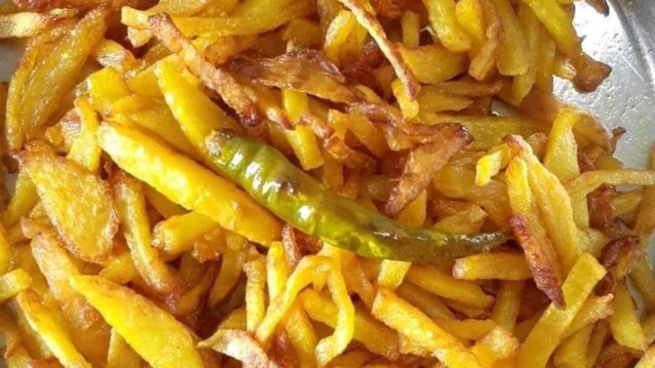 Aloo bhaja Aloo Bhaja is a very simple and yet irresistible dish. Referring to thinly sliced potatoes, Aloo Bhaja is deep fried until golden golden brown and crispy. Aloo Bhaja is sometimes served as a side with khichuri. It is also a nostalgic crunchy dish that reminds us of home-cooked food. A simple seasoning on the potato enhances the natural sweetness of the potato.(Image: Pinterest)