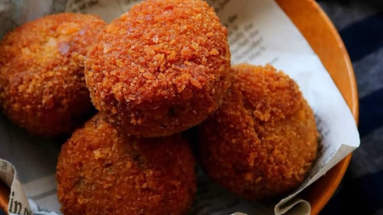 Non-veg chops These non-veg chops are deep fried cutlets, bread-crumbed bread stuffed with a spicy mixture of meat, typically mutton or chicken. The cutlets are crispy on the outside and soft on the inside. Non-veg chops are traditionally served hot and are savored every Puja by meat eaters. Non-veg chops can be enjoyed with green chutney or squeezed lime juice on top.(Image: Pinterest)