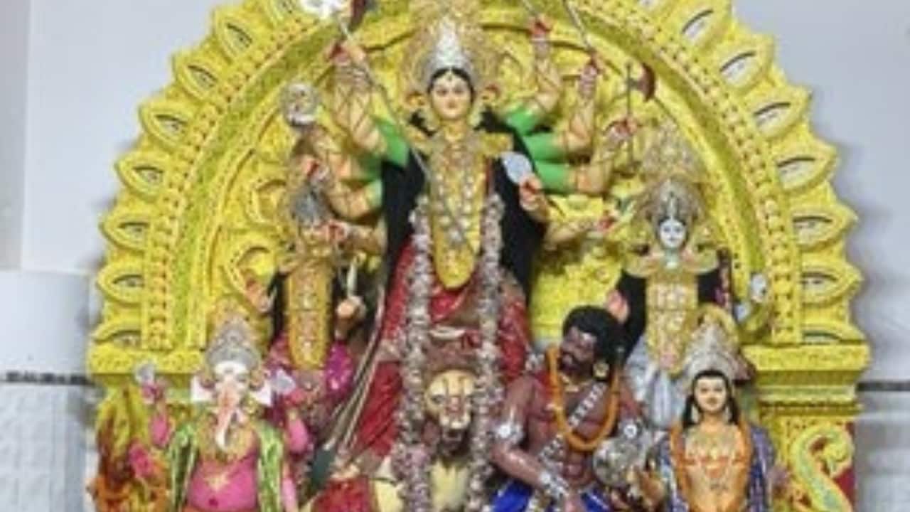 From children to the elderly, people gathered in large numbers in the morning to offer 'anjali' (floral tributes) to Goddess Durga. Clad in colourful traditional attire, devotees carried plates with flowers and bel leaves, while priests recited mantras. (Photo: X)