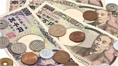 Yen climbs as gold plunge triggers market volatility