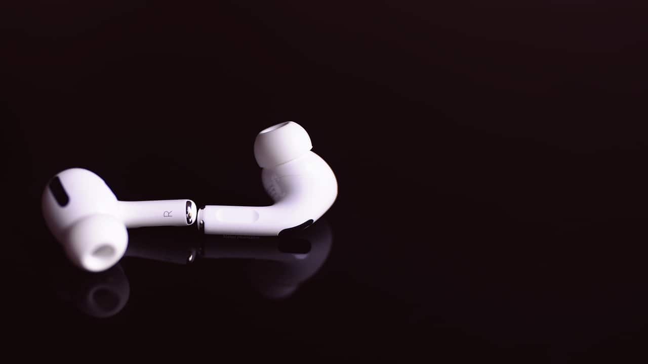This game turns AirPods into motion controllers for ‘iPhone racing’