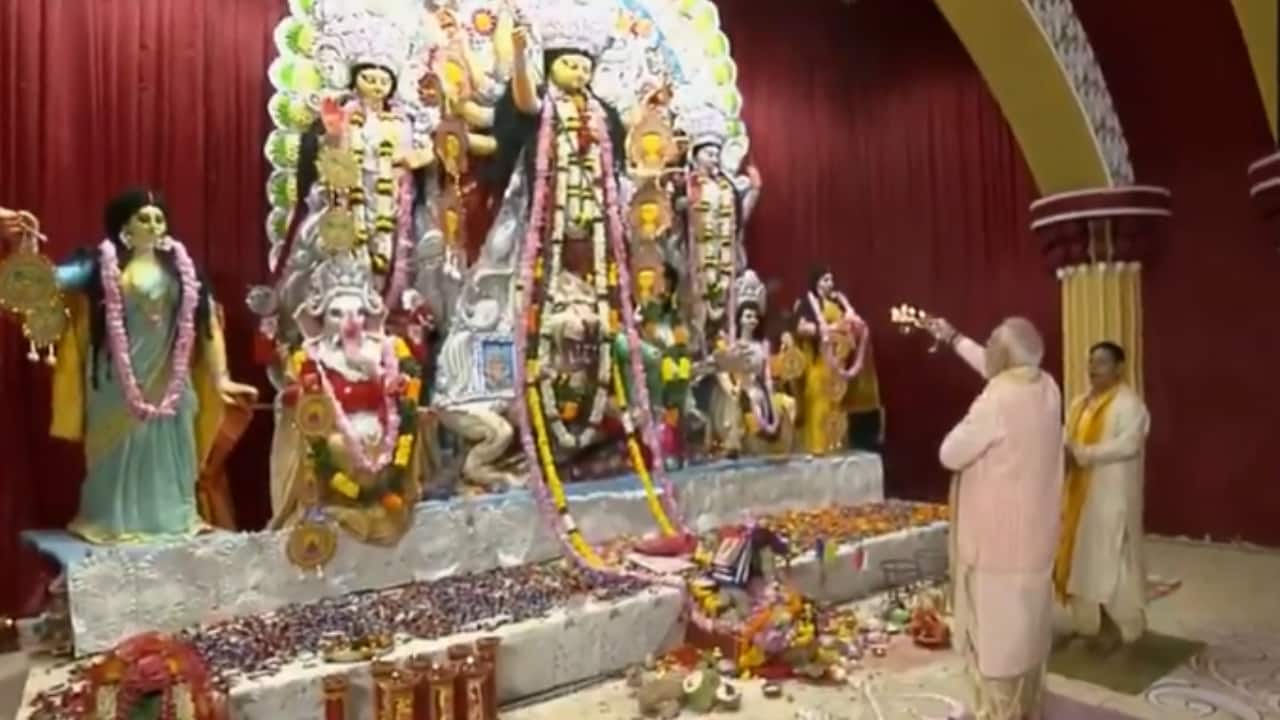 Durga Puja: PM Modi offers prayers at Kali Bari in CR Park