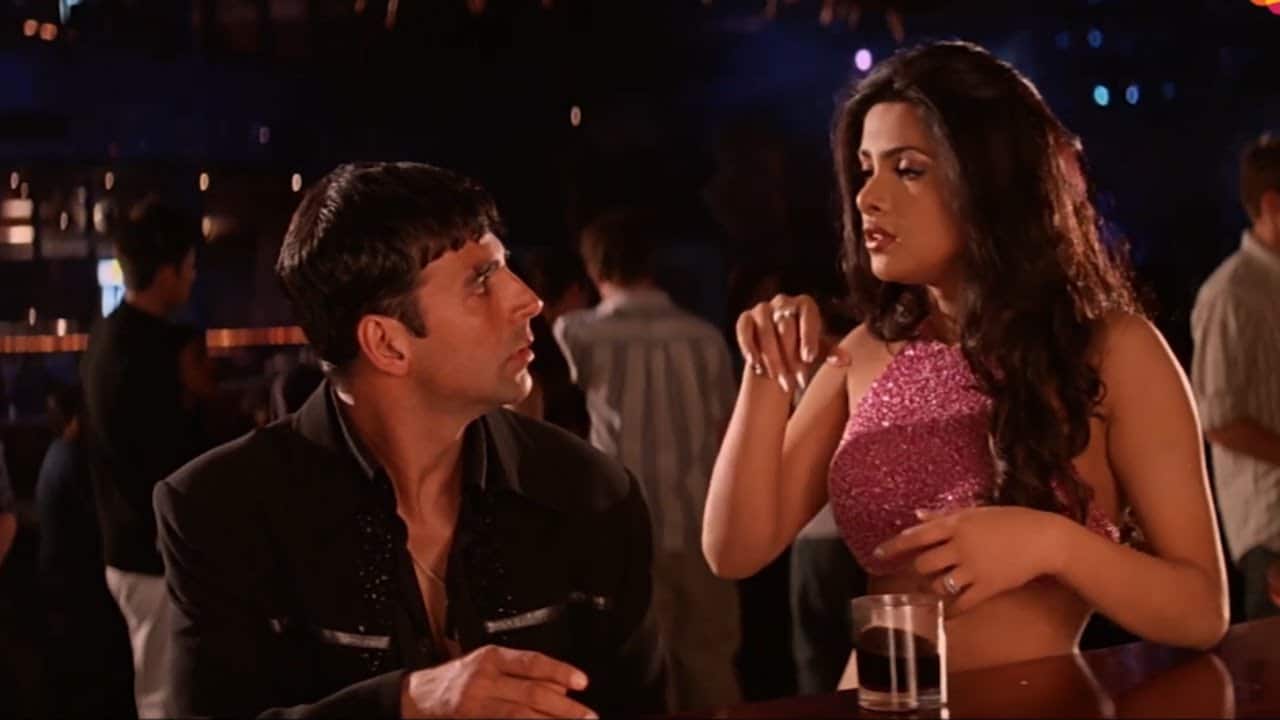 Akshay Kumar vs Priyanka Chopra - The pair created sizzling chemistry in films like Andaaz and Aitraaz, but rumors of an affair led Twinkle Khanna to reportedly intervene. Since then, Akshay and Priyanka have never worked together again, despite repeated demand from fans.