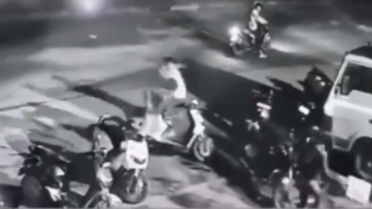 Video: Drunk man wields machete, attacks Zepto delivery agent in Bengaluru