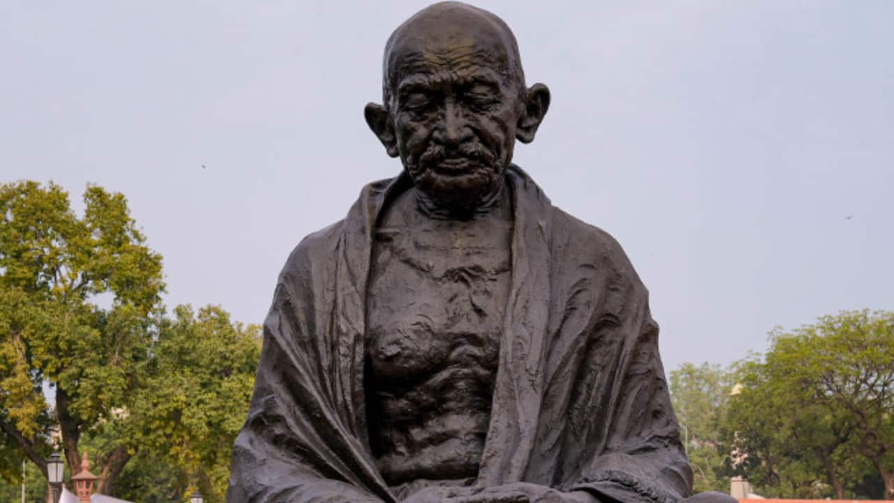 Mahatma Gandhi Lived Simply, Even in Power Even when leading India’s independence movement, Gandhi ji wore homespun clothes (khadi) and lived a life of extreme simplicity, embodying the principle of self-reliance.