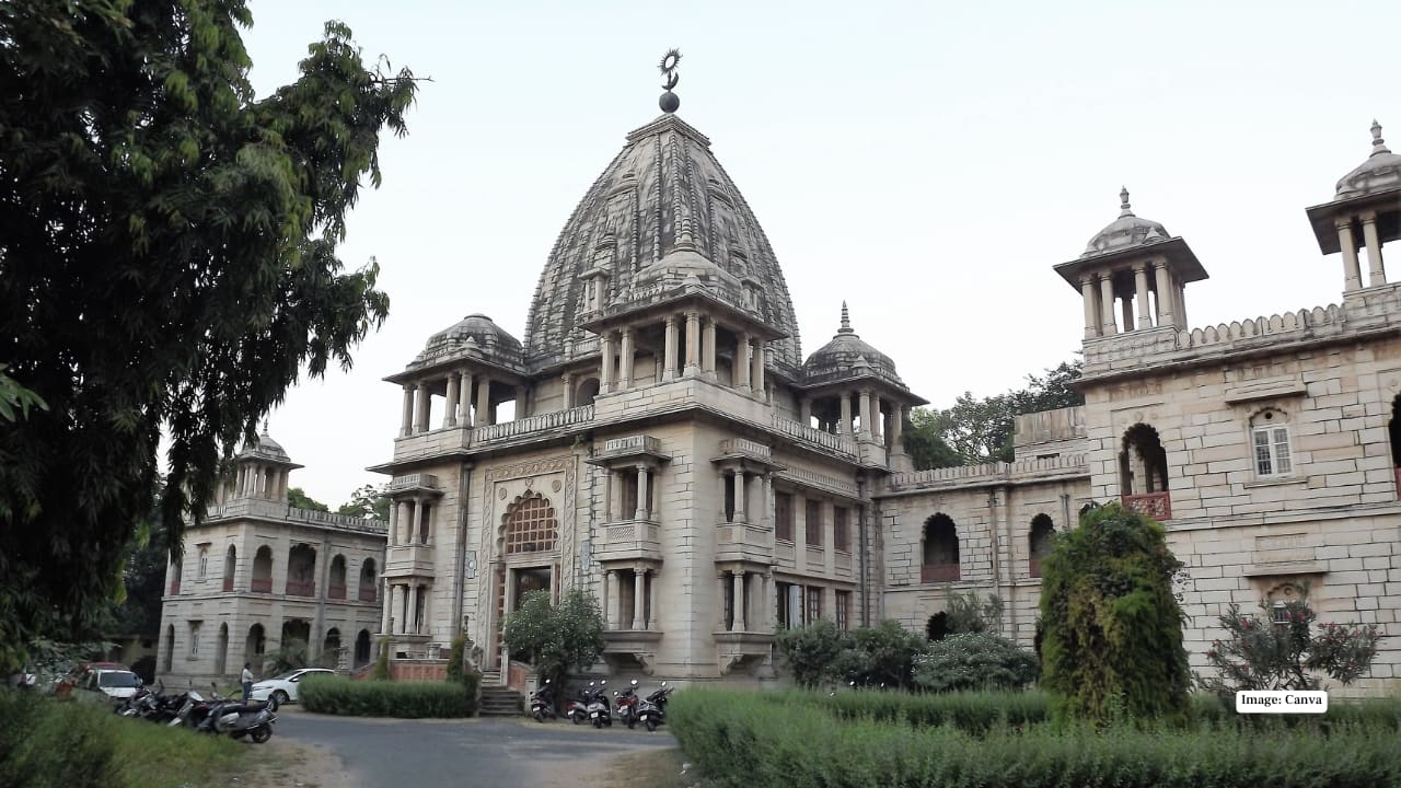 2. Kirti Mandir, Porbandar, Gujarat Kirti Mandir stands as a tribute to Gandhi in his birthplace of Porbandar. The memorial is located next to his three-storeyed ancestral home, which still preserves some of its original structure. Inside, visitors can find artefacts, photographs, and books that shed light on Gandhi’s early life and formative years. Open daily from 7:30 AM to 7 PM, Kirti Mandir is a perfect stop for those seeking insight into the childhood and roots of the Father of the Nation.