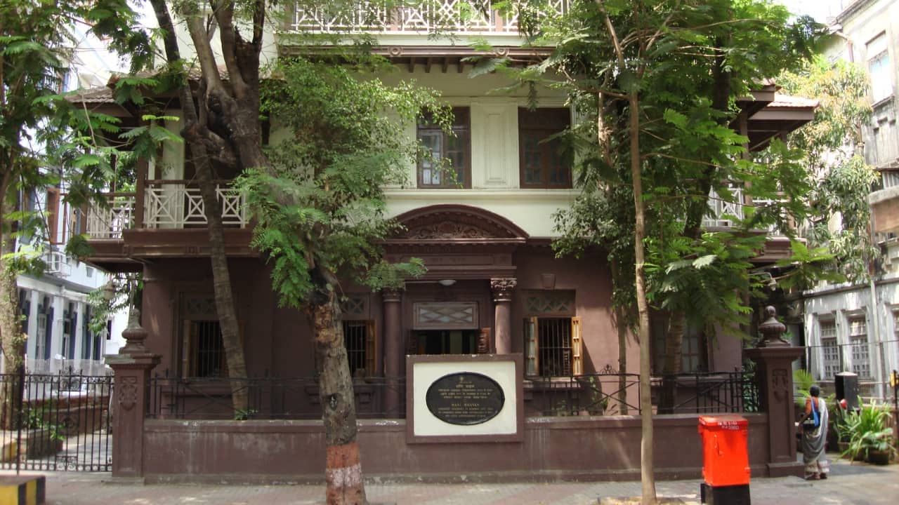 3. Mani Bhavan, Mumbai, Maharashtra Located in the Gamdevi neighborhood of Mumbai, Mani Bhavan was Gandhi’s residence between 1917 and 1934. The museum captures key moments in Gandhian history, including his Satyagraha against the Rowlatt Act. Visitors can see the room where Gandhi lived and worked, explore exhibitions depicting his life through miniature figures, and browse a library with an extensive collection of books on Gandhi. Open from 9:30 AM to 5 PM, Mani Bhavan offers a fascinating glimpse into Gandhi’s Mumbai years.