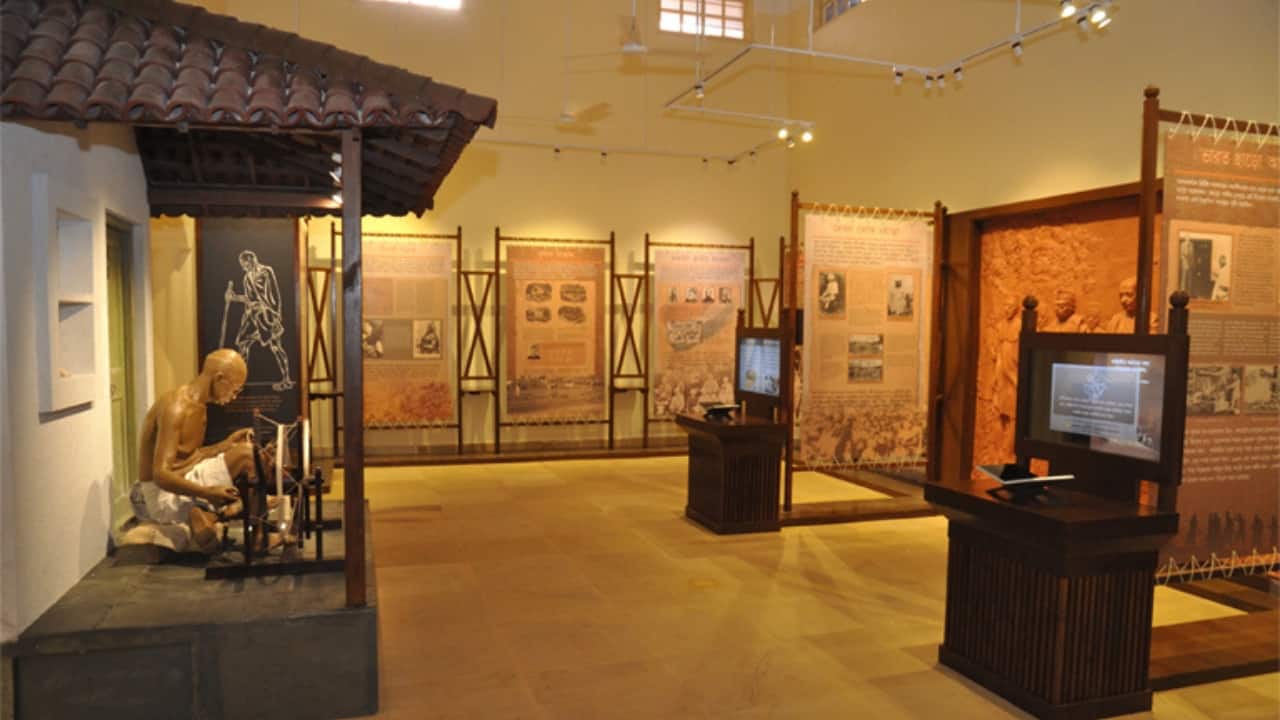 7. Gandhi Smriti Sangrahalaya, Barrackpore, West Bengal Located 25 km from Kolkata, this museum spans five galleries, featuring Gandhi’s letters, photographs, sculptures, and murals. Highlights include the Bengal Gallery, the Orissa and Noakhali Gallery, and the Gandhi Ghat on the banks of the Ganga, marking the spot where his ashes were immersed. Open from 10:00 AM to 6:30 PM and closed on Mondays, this memorial provides an immersive journey into Gandhi’s life in eastern India.