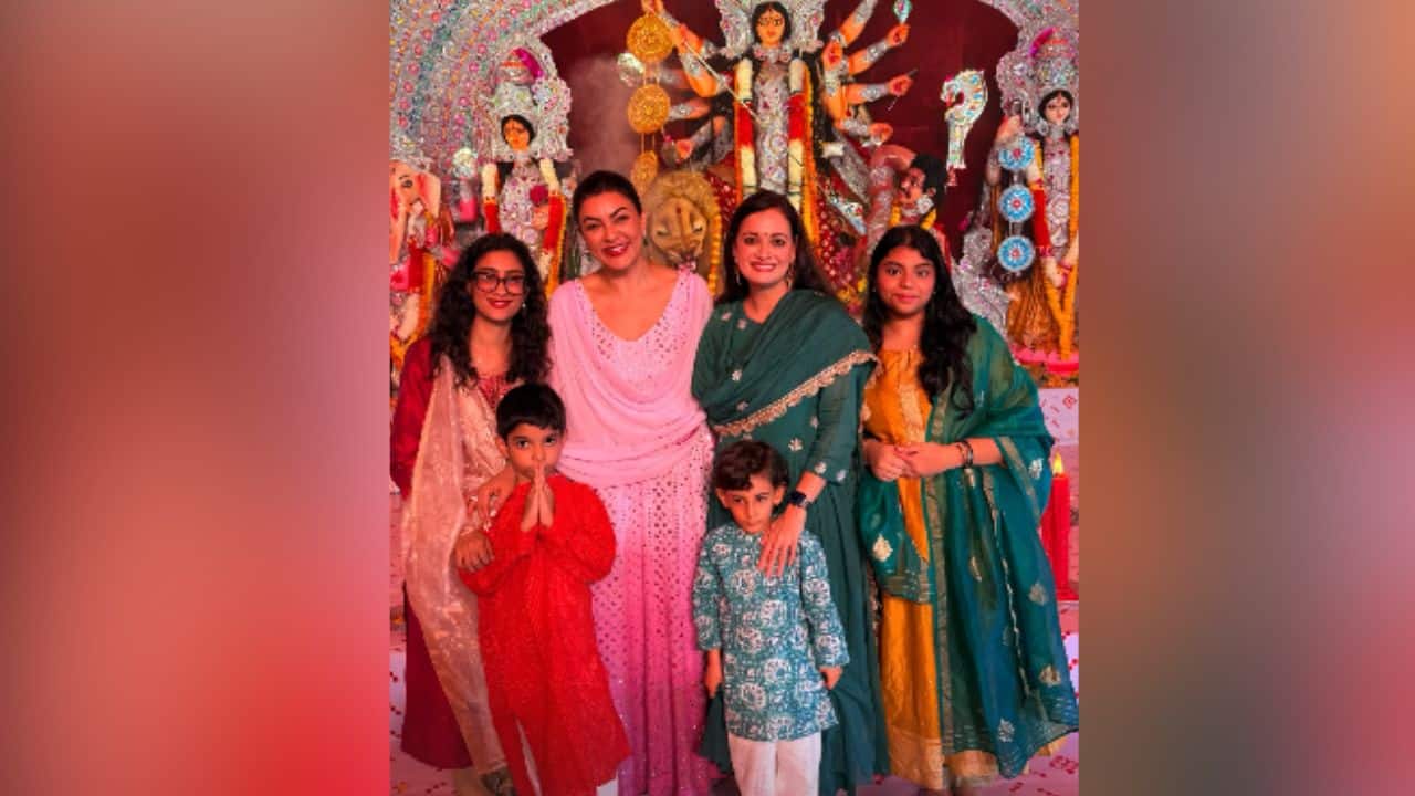 Sushmita Sen and daughters Renee, Alisah join Dia Mirza for Durga Puja Celebrations: See pic