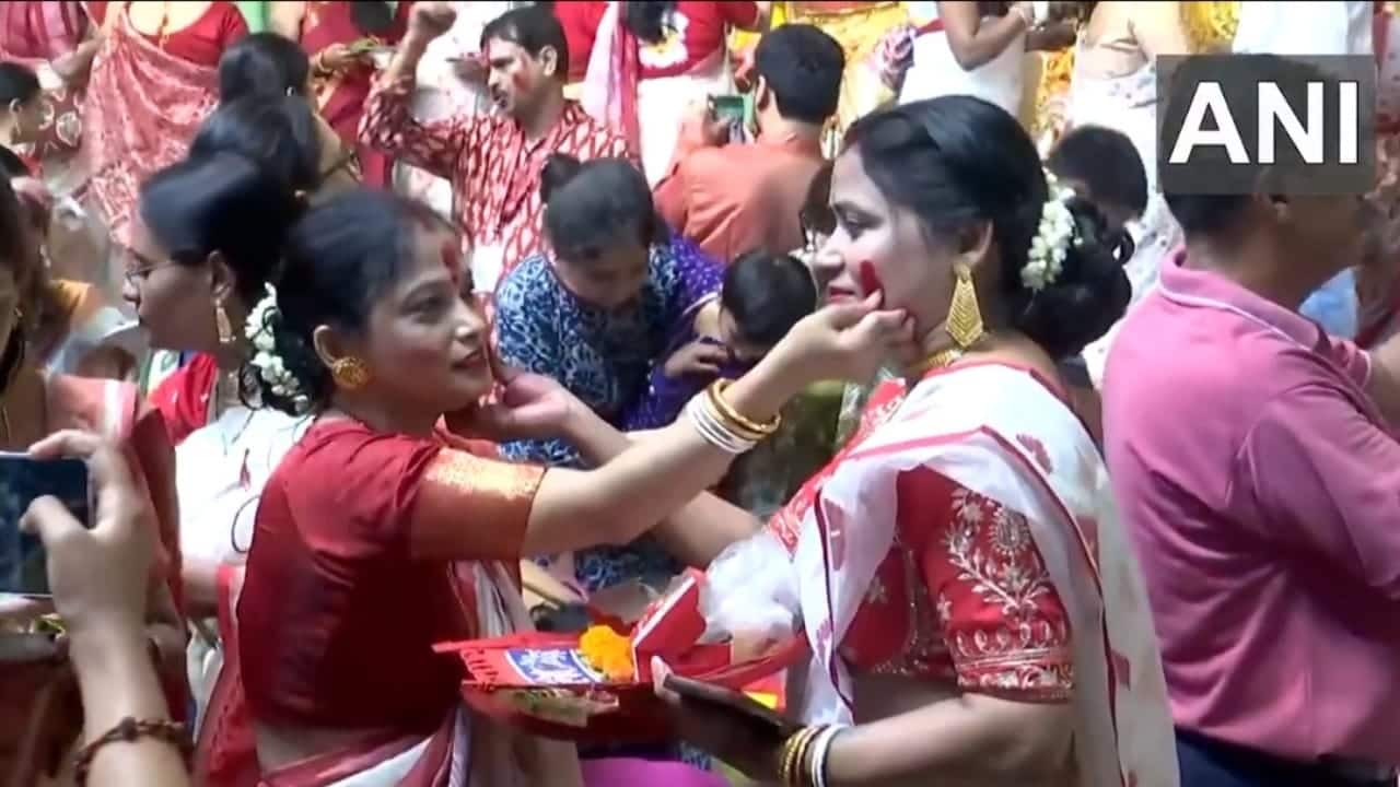  In Hindu tradition, vermilion represents marriage. By applying it, women honor their family roles and celebrate womanhood and protective strength. (Photo: X)