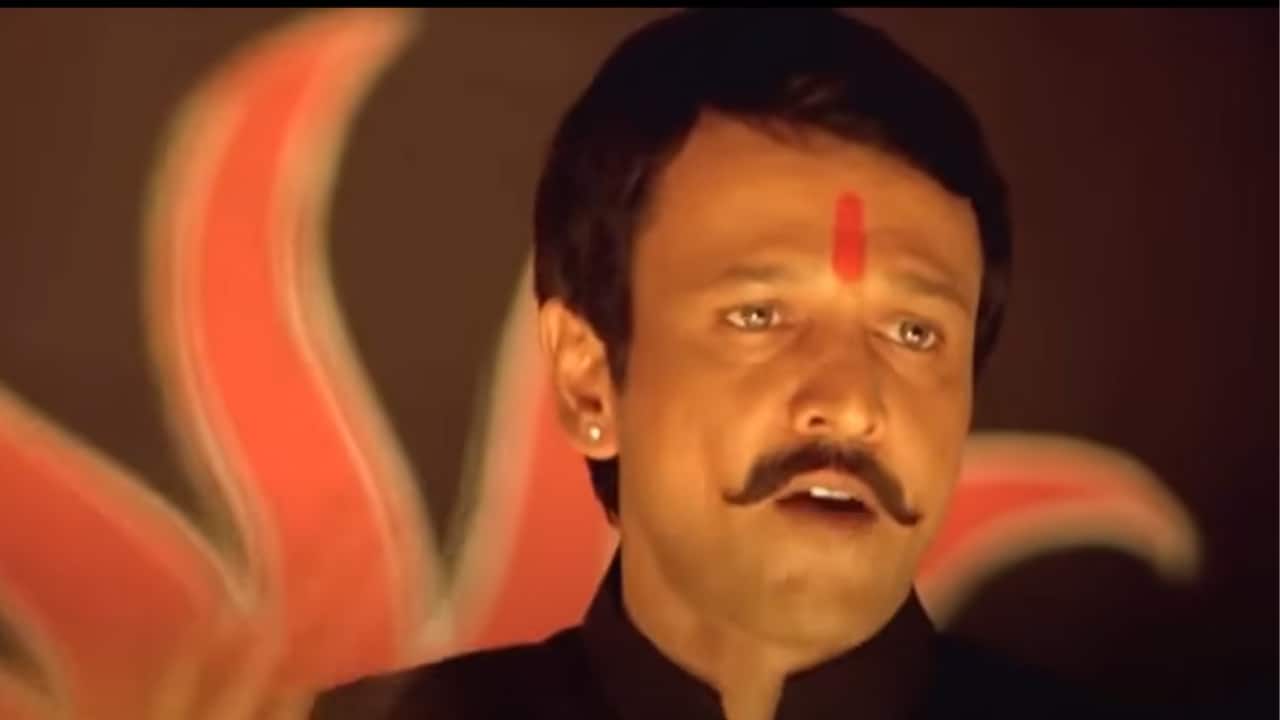 Gulaal Kay Kay Menon played the role of Dukey Banna in Anurag Kashyap’s Gulaal (2009). The actor perfectly portrayed the ruthlessness and cunningness of a politician. He treats people like the pawns in a game of chess. With his acting abilities, Kay Kay yet again proved that he is able to express any emotion with an ease on the screen.