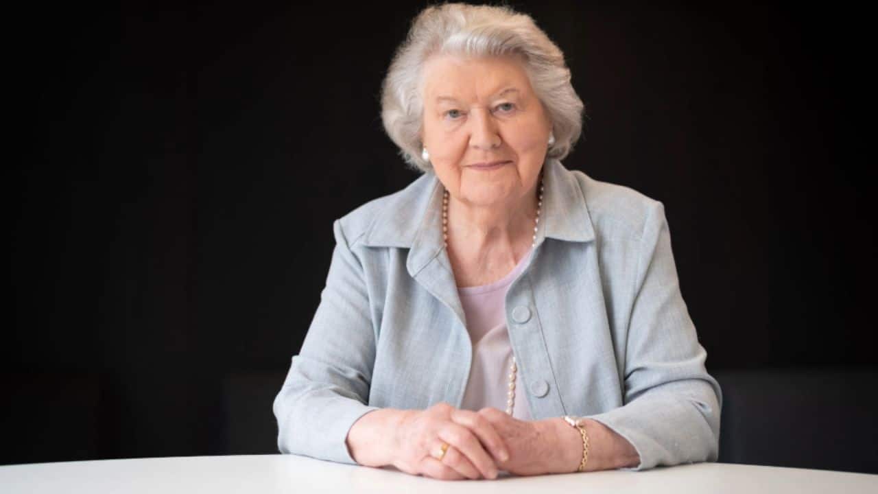 Patricia Routledge, known for Keeping Up Appearances, passes away at 96