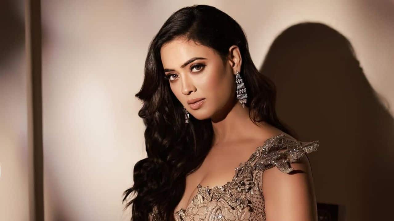 Exploring complex characters in Begusarai Shweta Tiwari switched up from her usual roles by playing the complex and subtle role of Bindiya &quot;Maa Thakurain&quot; Thakur in the television series Begusarai. Her choice of playing a role with negative shades showed her willingness to try out various character types without fear, which was essential for a successful career.