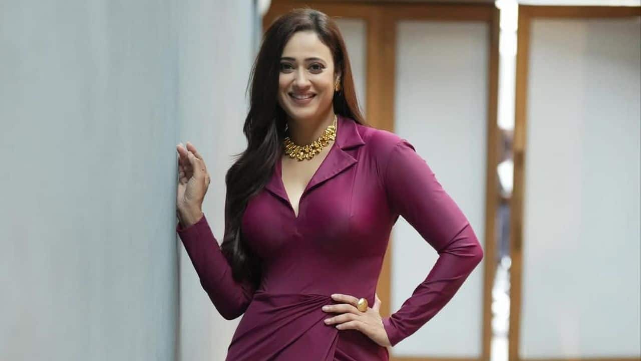 Making history as the first female Big Boss winner Shweta Tiwari's victory in Bigg Boss 4 was a historic moment as she became the first female contestant to win the popular reality show. This victory showed Shewta’s determination and large fan base outside of her acting career.