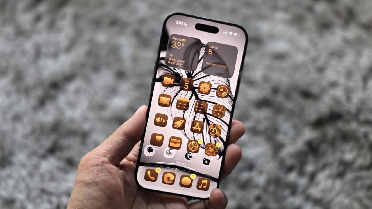 Choose your Safari layout Safari introduces a new Compact tab layout that hides more interface elements. If it feels too minimal, you can switch back to the classic top or bottom tab bar layout from Settings, Safari. This small change can significantly affect browsing comfort.