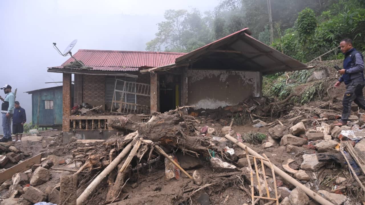 Fatalities were confirmed from several areas, including Sarsaly, Jasbirgaon, the Mirik Lake area and Nagrakata in the Jalpaiguri district. The National Disaster Response Force (NDRF) and district administrations are leading the rescue operations. (Image credit: Twitter)