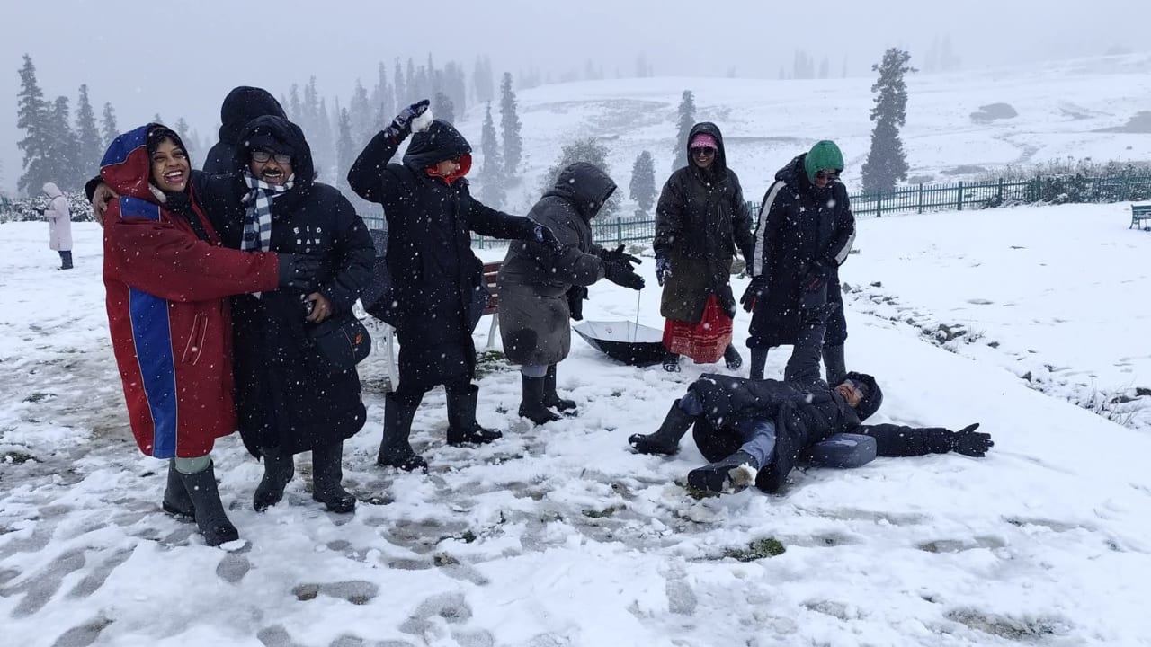 Fresh snowfall in the higher reaches and showers in the plains of Kashmir on Monday led to a sharp drop in day temperatures in the valley, officials said. Snowfall was reported from Sinthan Top in Anantnag district, Affarwat in Gulmarg, Zojila Pass, Bangus in Kupwara, Razdan Pass in Gurez valley and other higher-altitude areas, they said. (Image credit: Twitter)