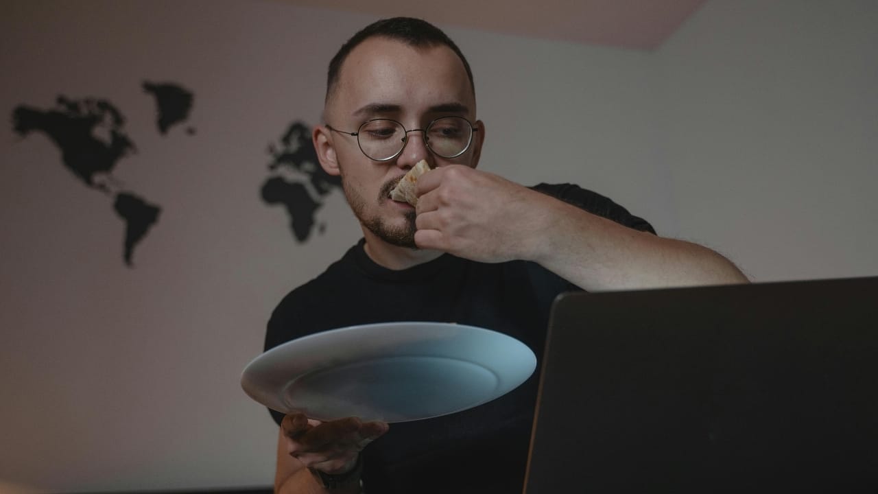 Nutritionist explains 8 ways how eating dinner right before bed damages your mental health