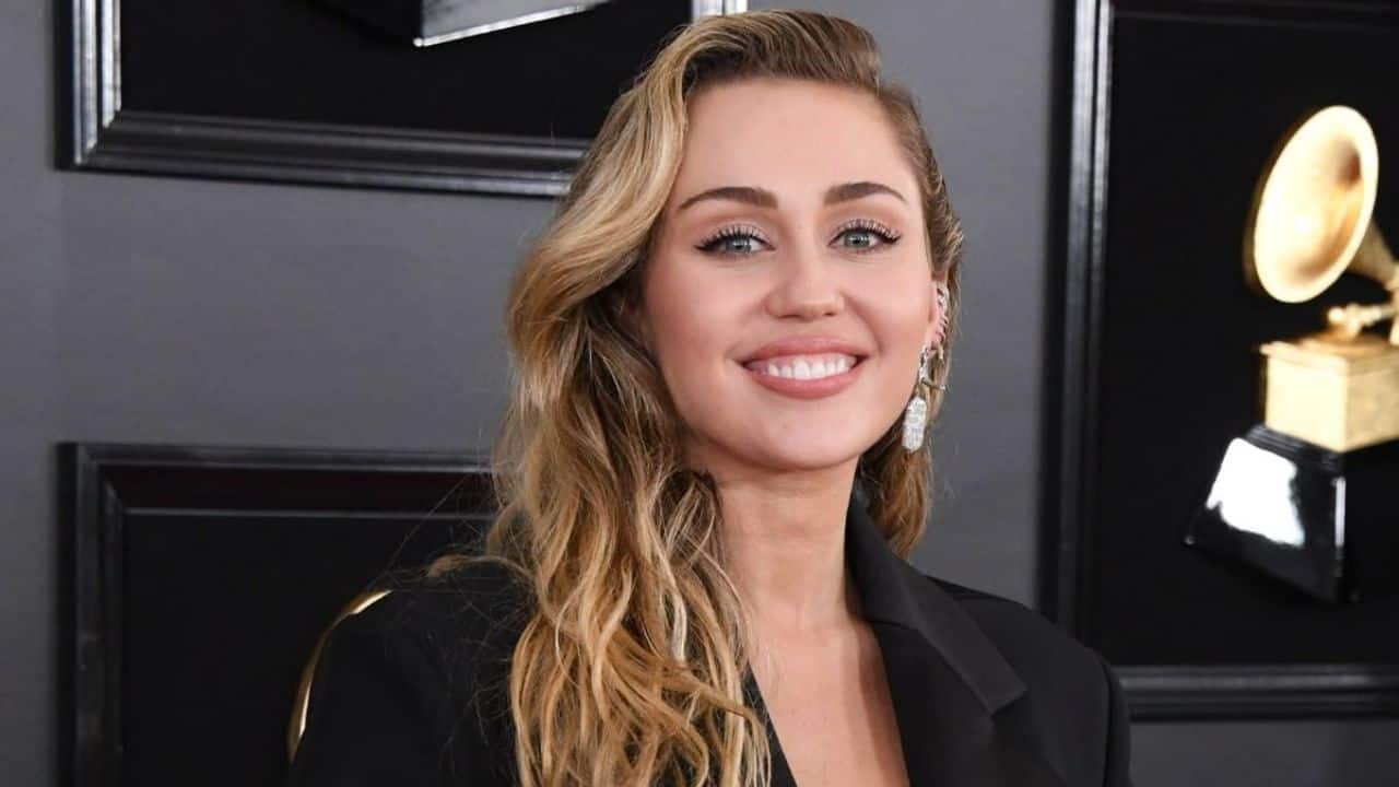 Miley Cyrus reveals her dad cried after listening to the song 'Secrets': &quot;It’s something you don’t see often&quot;