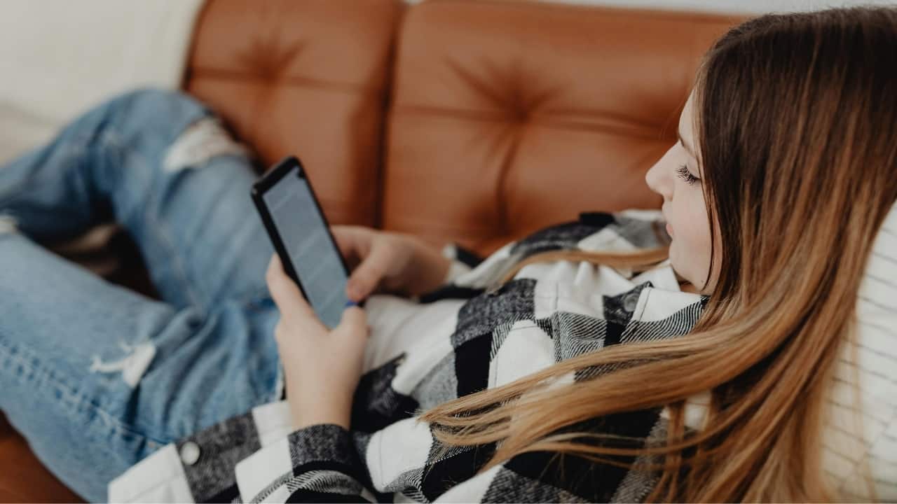 Orthopaedician explains how hours of scrolling could be reshaping a generation’s spine Orthopaedician explains how hours of scrolling could be reshaping a generation’s spine