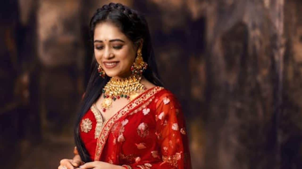 Sweat-proof makeup hacks to stay glam through pre-karwa chauth parties & fasting rituals Sweat-proof makeup hacks to stay glam through pre-karwa chauth parties & fasting rituals