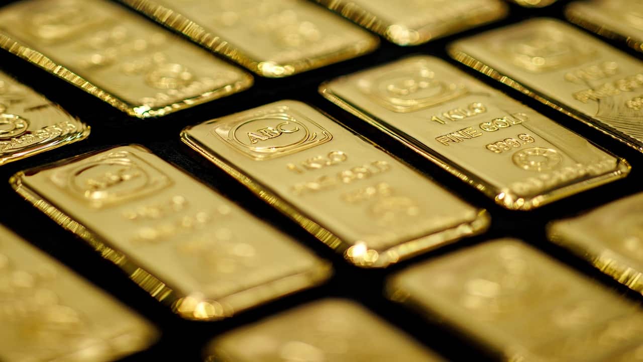 Gold edges closer to $4,000 on US shutdown and tech stock wobble