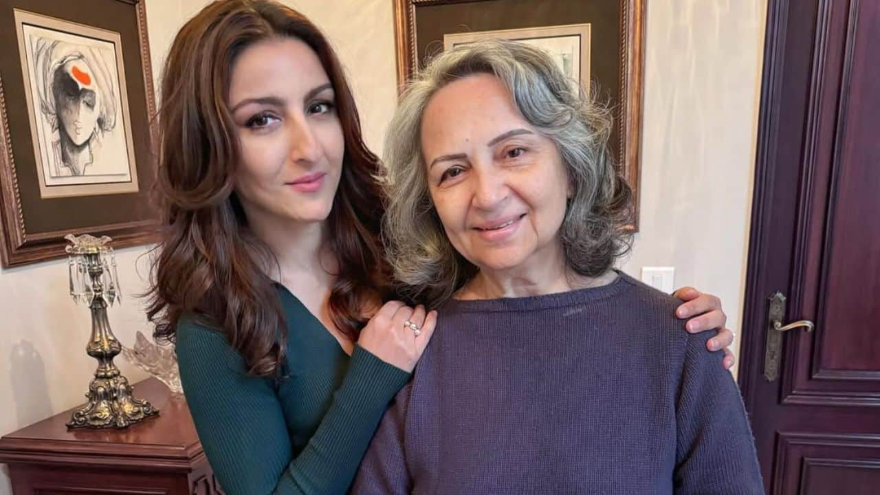 Soha Ali Khan reveals mom Sharmila Tagore takes bike rides from strangers to beat Delhi traffic