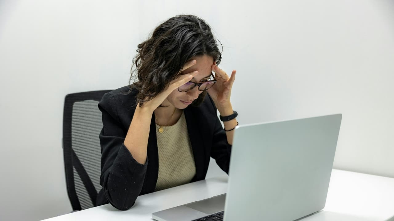 What to do when your eyes feel tired? Ophthalmologist shares 7 ways to relax them