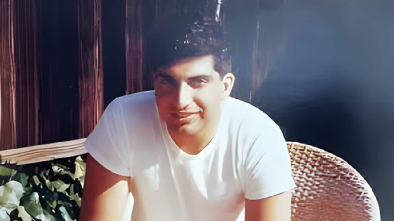 Taking the Helm of the Tata Group When he became Chairman in 1991, many doubted his quiet demeanor. Yet, under his vision, the Tata Group transformed into a global powerhouse spanning cars, hotels, IT, and steel.