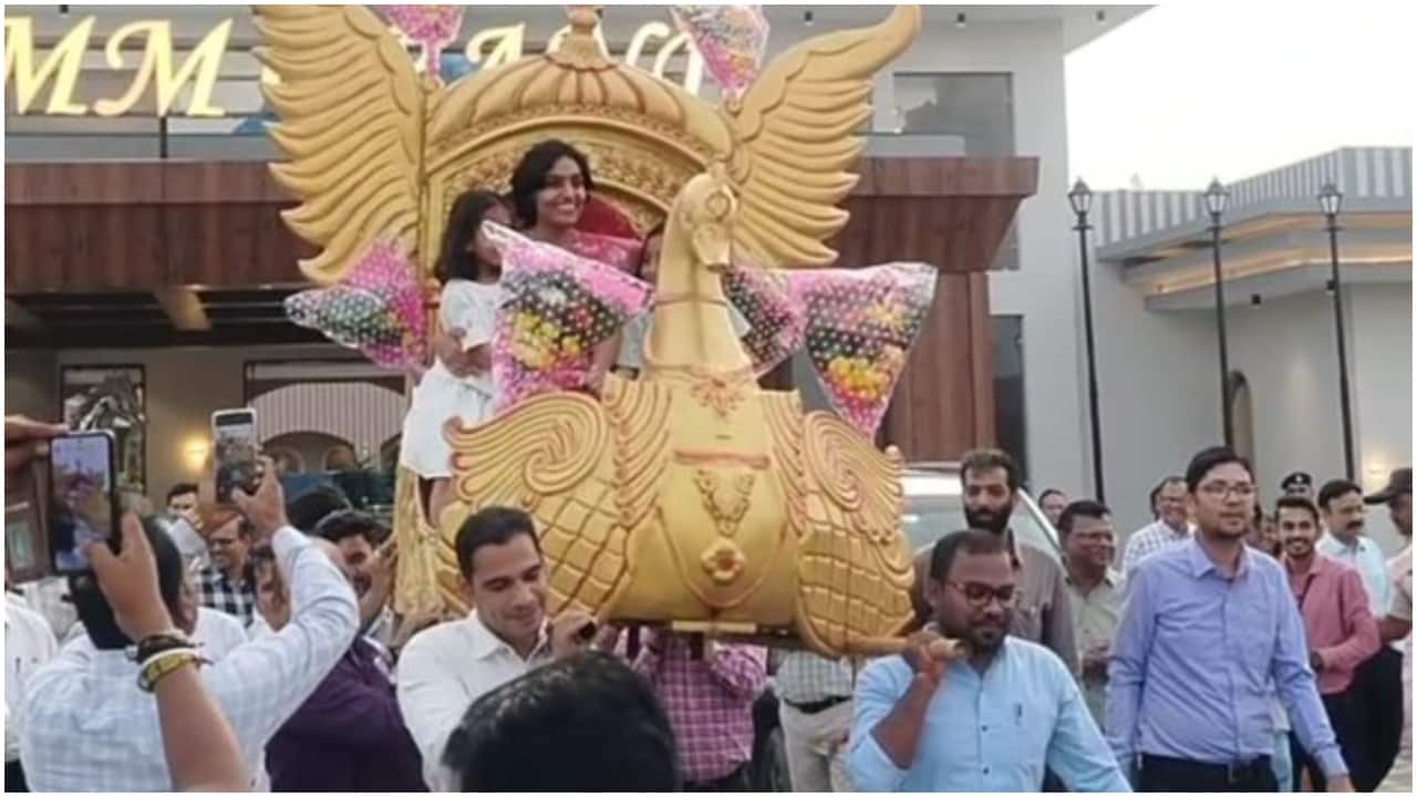 Seoni collector receives grand farewell, staff carries her on golden palanquin. Watch