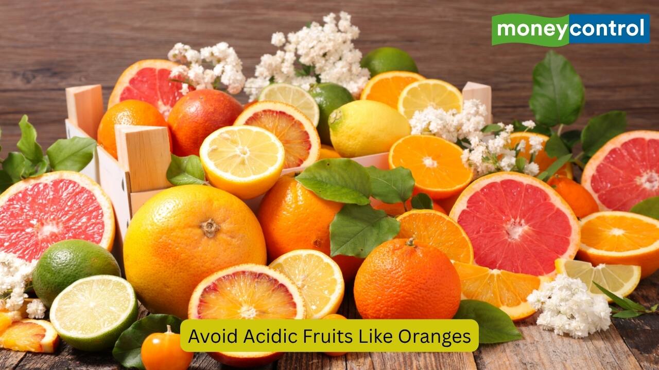 Citrus Fruits and Juices Acidic foods like oranges, lemon water, or pineapple can irritate the stomach and cause heartburn after fasting. Instead, go for gentle fruits like bananas, papayas, or soaked dates, which are easier on the stomach and provide natural sugars for energy replenishment. (Image: Canva)