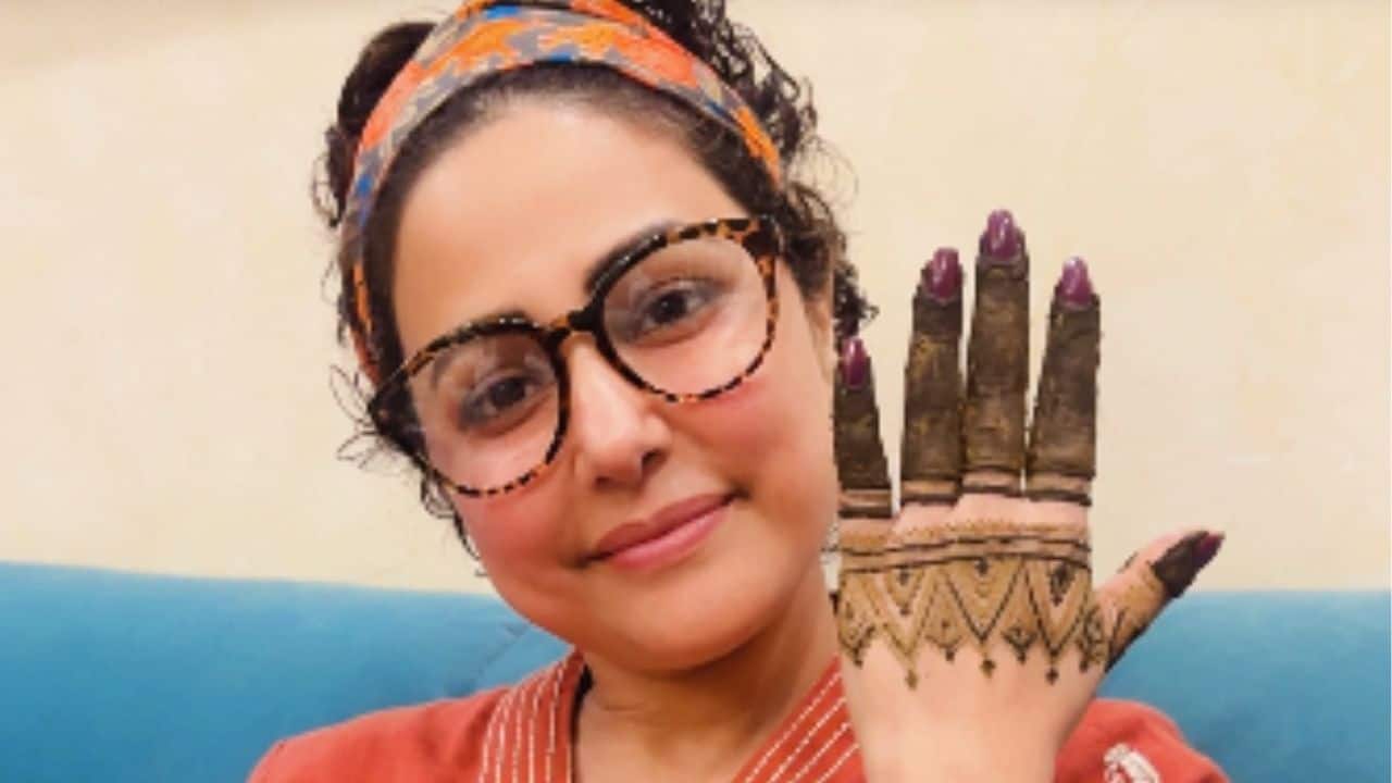 Hina Khan gears up for her first Karwa Chauth with Rocky Jaiswal, shares glimpses of her beautiful Mehendi
