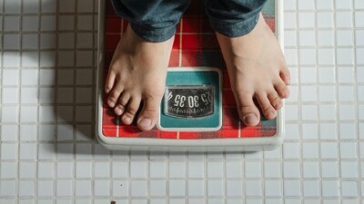 Losing weight in midlife helps metabolism — but new research suggests it may also temporarily stress the brain. Here’s what the study found and what it means for you. (Image: Pexels)