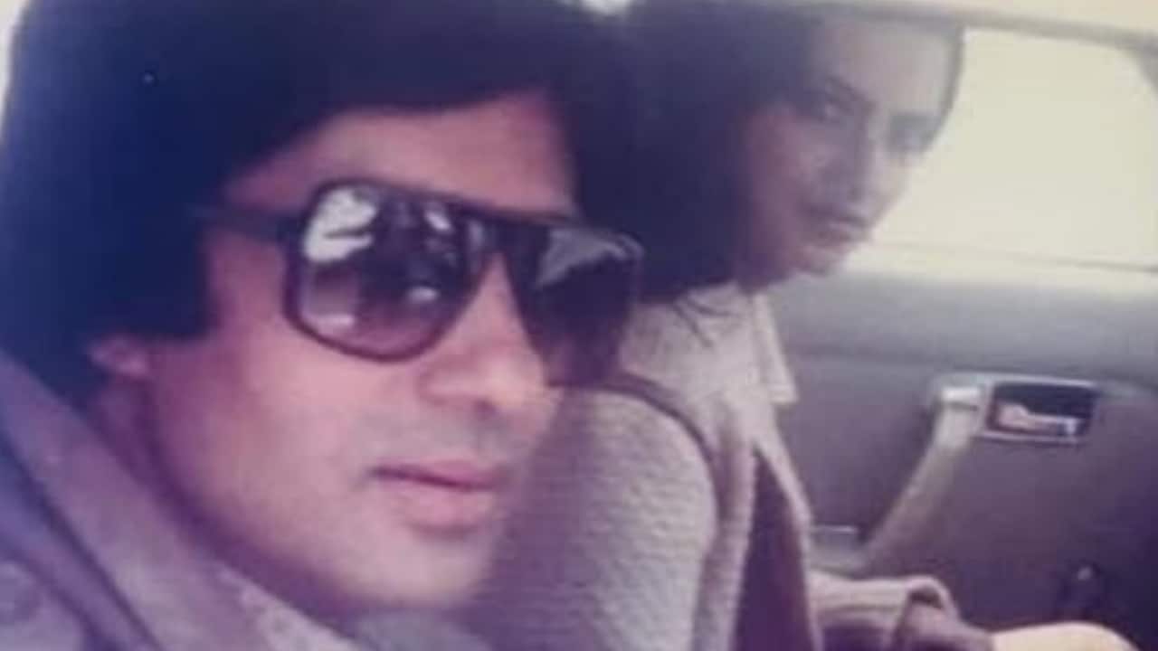 Timeless Aesthetics - The visuals from Silsila, tulip gardens, chiffon sarees, soft lighting, became cultural memory. Even the candid moments from the set look like paintings from that romantic era. It’s the kind of beauty modern films rarely capture.