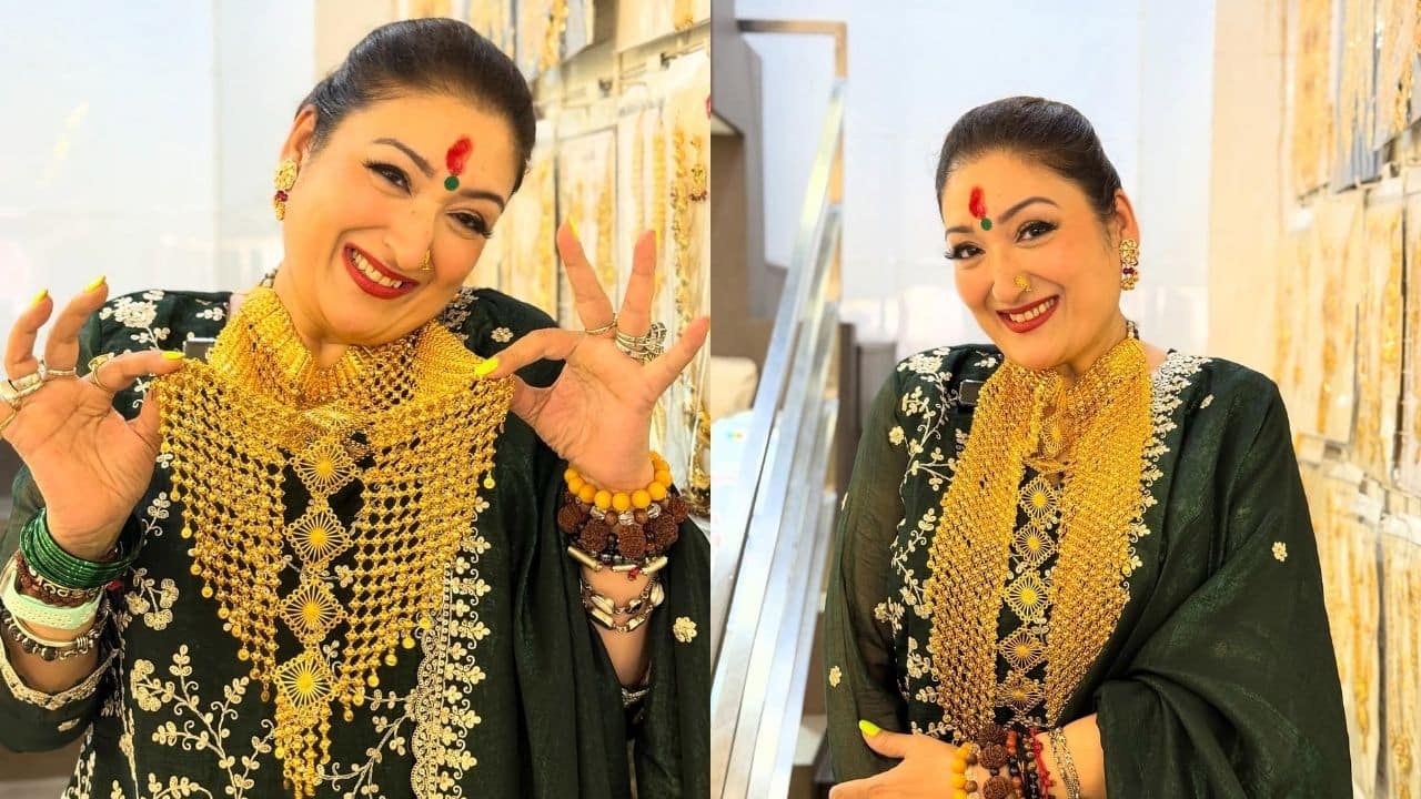 Sunita Ahuja flaunts stunning grand necklace gifted by Govinda on Karwa Chauth: ‘Sona kitna sona hai...’