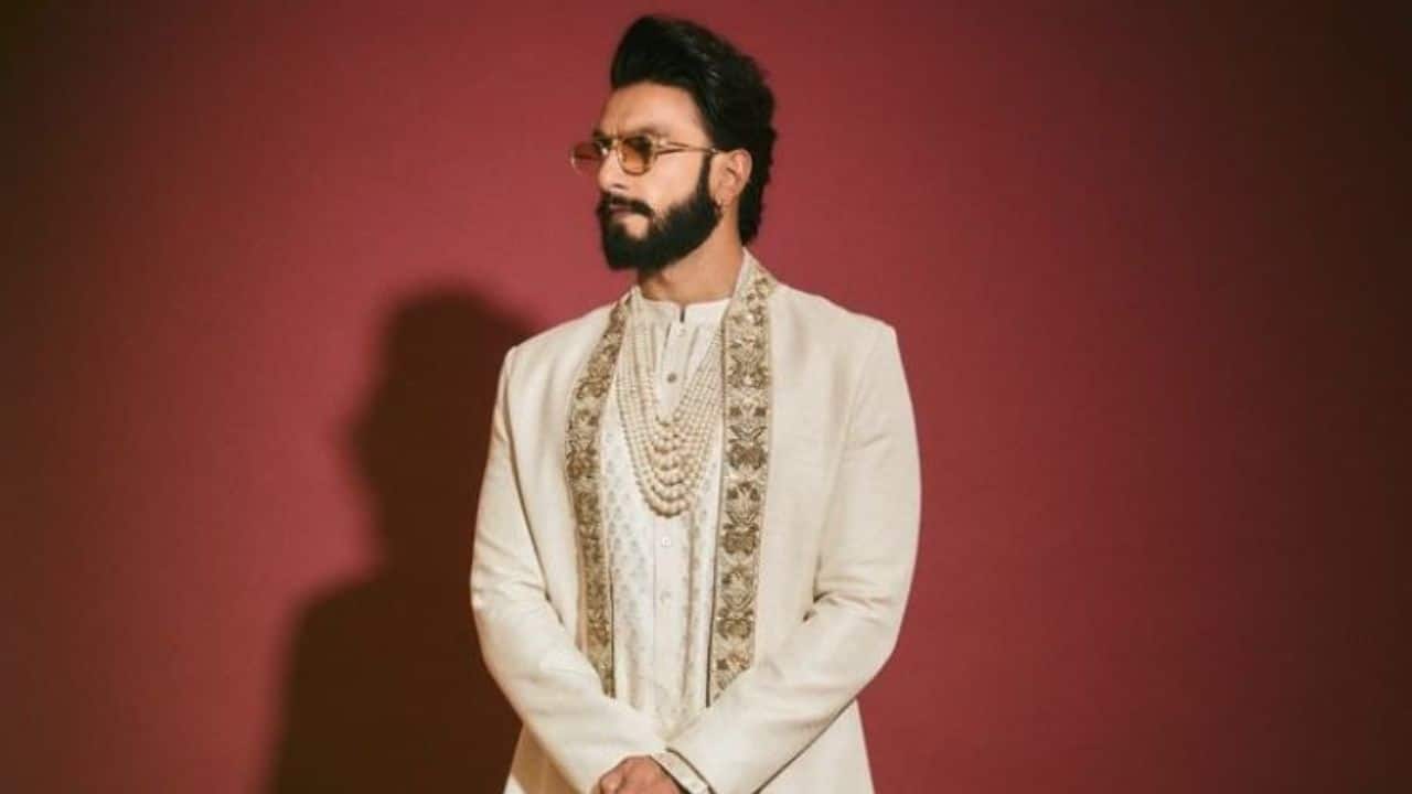Ethereal Ivory Elegance Wearing a stylish off-white sherwani with light gold embroidery, this diwali looks of the looks elegant. Ranveer completes it with numerous pearl necklaces wearing it over the kurta. His classic, elegant outfit gives an uniquely modern touch by the inclusion of his sunglasses.