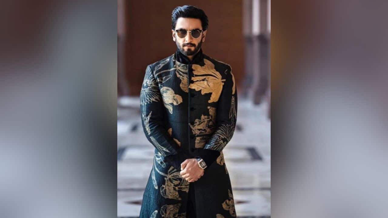 When Tradition Turns Trendy The actor was dressed in a black, full-sleeved sherwani kurta with soft brownish-yellow, large floral designs on a rich, heavy fabric. Ranveer accessorized it with stylish sunglasses, while maintaining the look's effortless style while giving this traditional Diwali outfit a modern and fashionable twist.