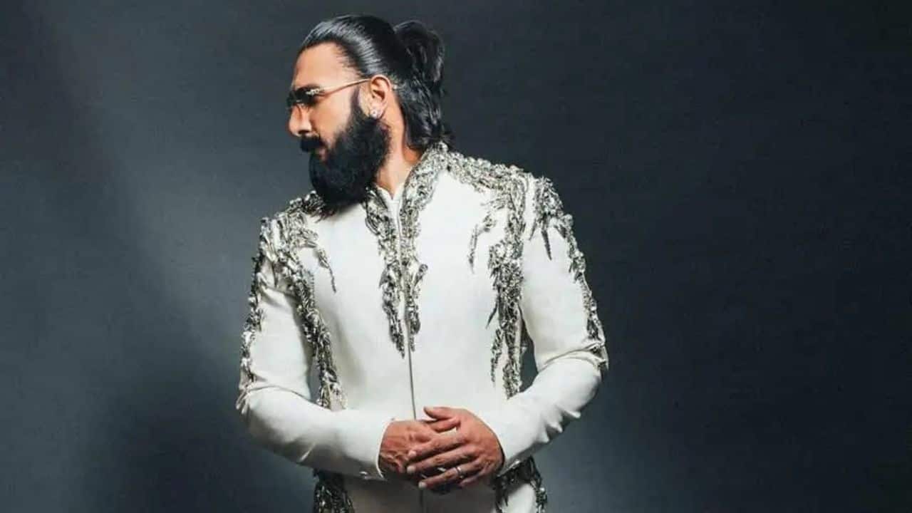 Classic White Meets Contemporary Ranveer's white outfit with sleek silver detailing from the shoulder to the bottom gave a modern look on the traditional white kurta. The kurta also featured a chic front cut from the waist, gave it a very distinctive and sophisticated festive outfit.