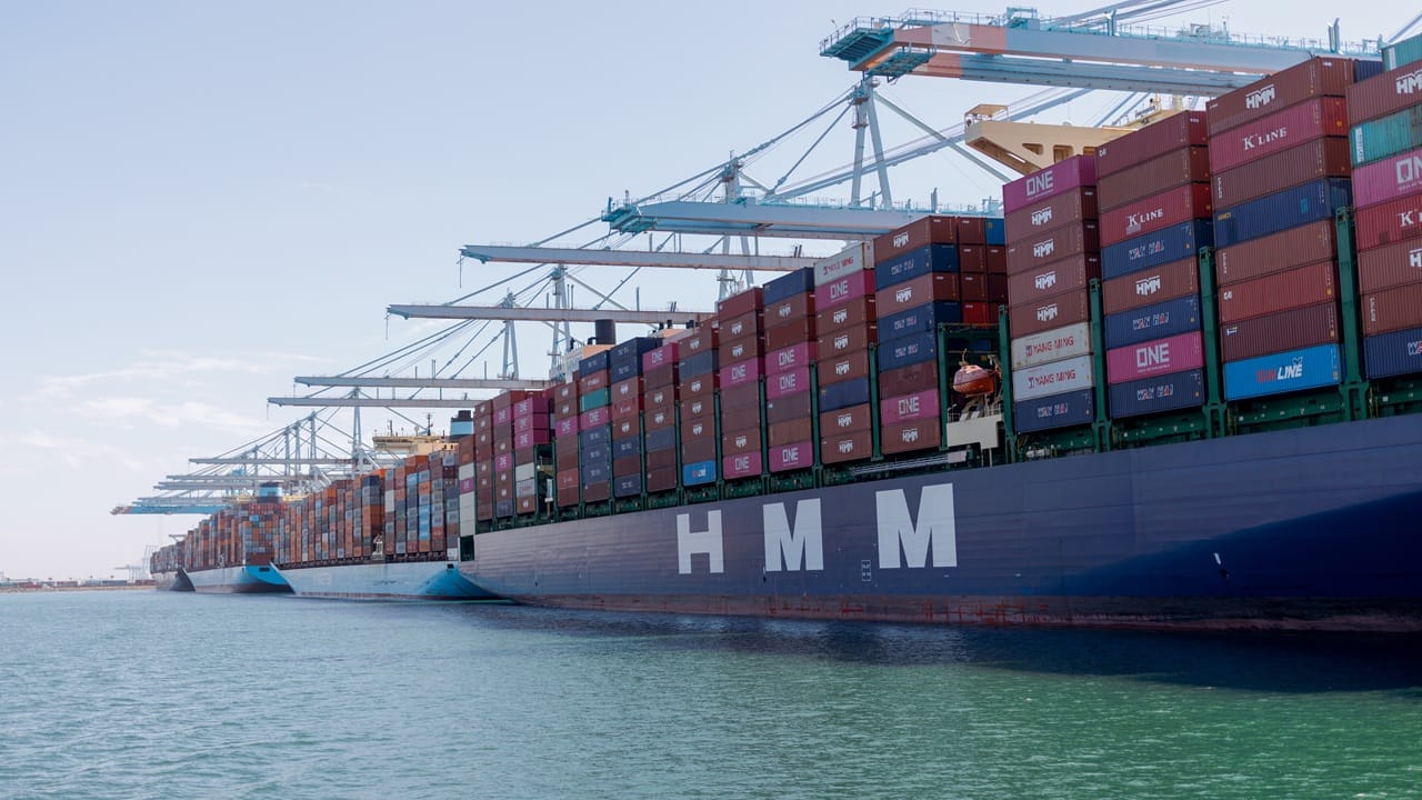 China tells US to back off on tariff threats, urges more talks