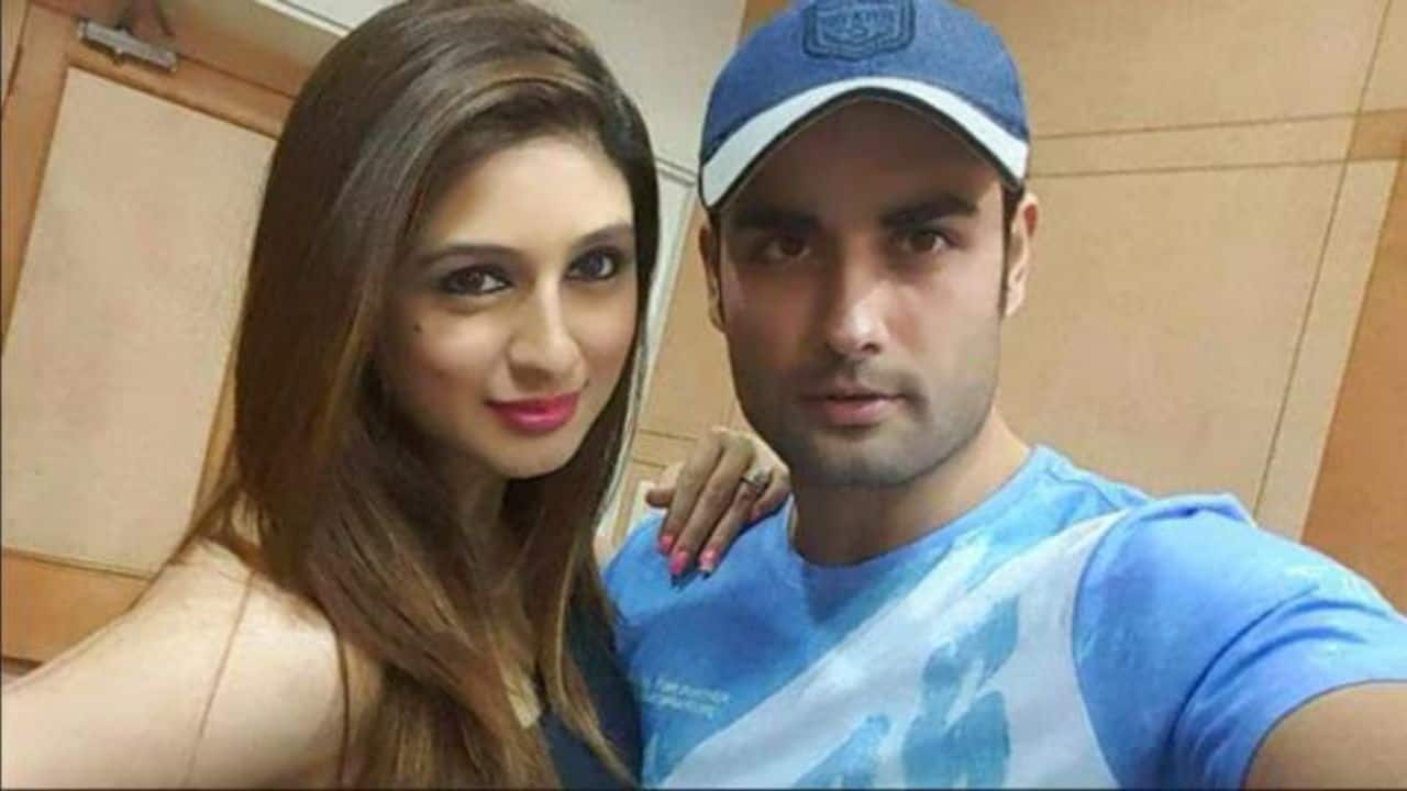 Vivian Dsena and Vahbiz Dorabjee Vivian and Vahbiz met on the sets of Pyaar Kii Ye Ek Kahaani but later got divorced in 2016 after only three years of marriage. Their divorce became a contentious, protracted court case. In 2021, the divorce was finalized. Vivian has since moved on and remarried, and Vahbiz has been candid about the traumatic experience.