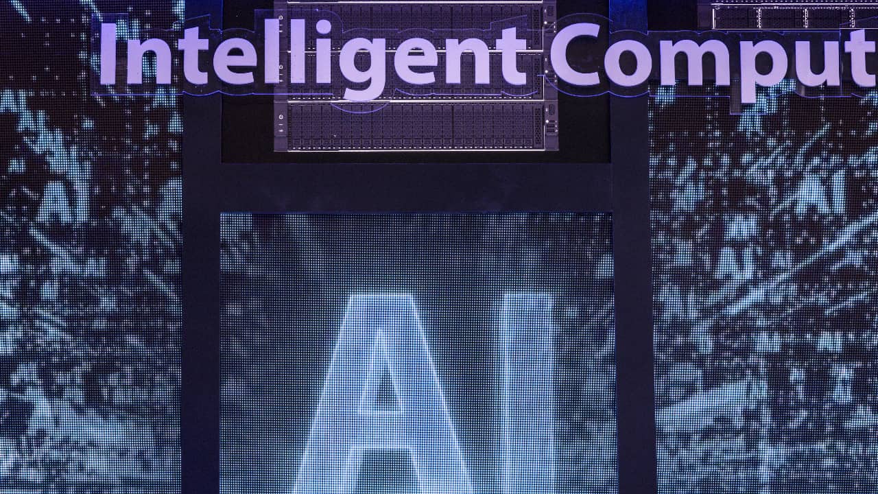 As AI-bubble fears spread, a $35 billion fund manager positions for inflows