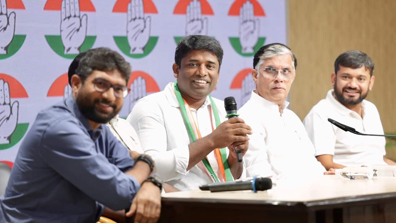 Ex-IAS officer Kannan Gopinathan, who resigned to protest against abrogation of Article 370, joins Congress