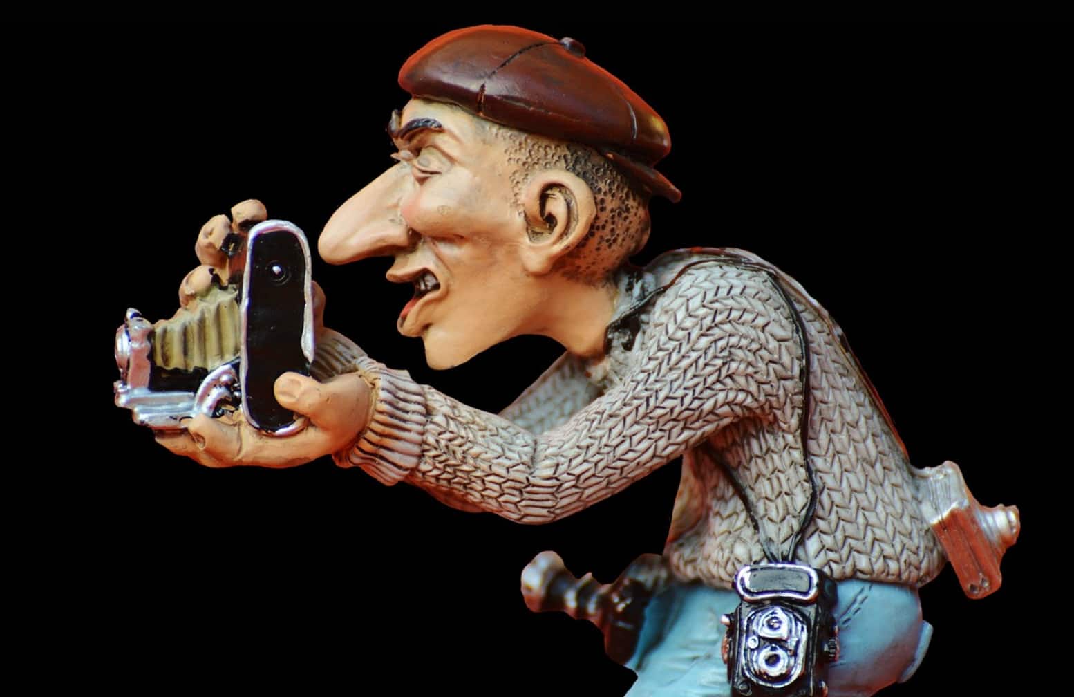 Start with a careful visual scan  When you first enter your room, pause for a moment and look around slowly. Pay attention to everyday objects like alarm clocks, smoke detectors, picture frames, lamps, and USB chargers. Hidden cameras are often disguised as these items. Anything that seems unusually placed—especially pointing toward the bed or bathroom—should be inspected more closely.