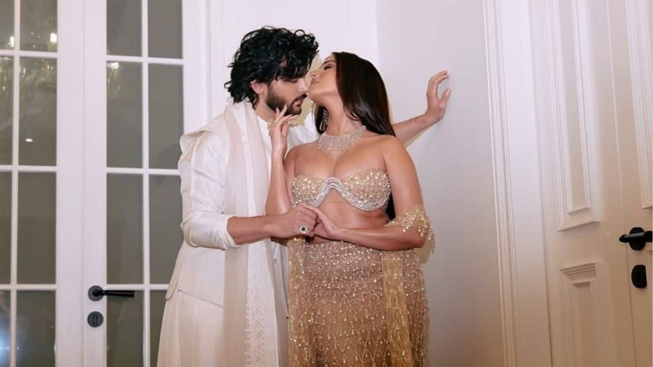Tara Sutaria and Veer Pahariya steal the show at Manish Malhotra’s Diwali Party; calls him "my fire cracker"