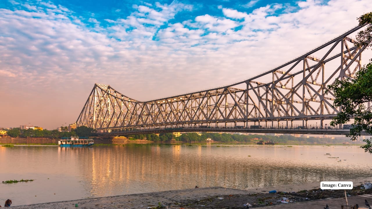 6. Kolkata, West Bengal In Diwali, Kolkata observes Kali Puja. The temples and streets of the city are bathed in diyas, candles and ornamental lighting as the devotees take to the city to pay tribute to Goddess Kali in a devotional and spectacular way. (Image: Canva)