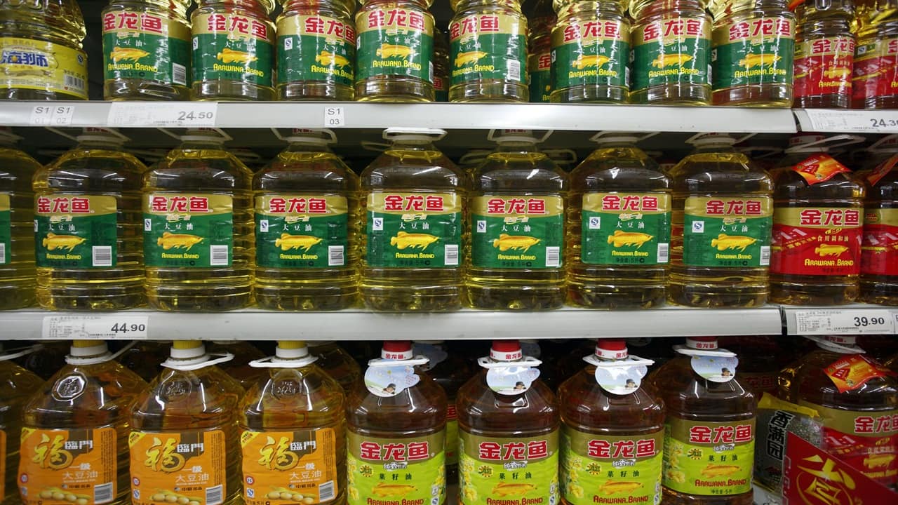Trump threatens China cooking oil trade as retaliation for soybean boycott