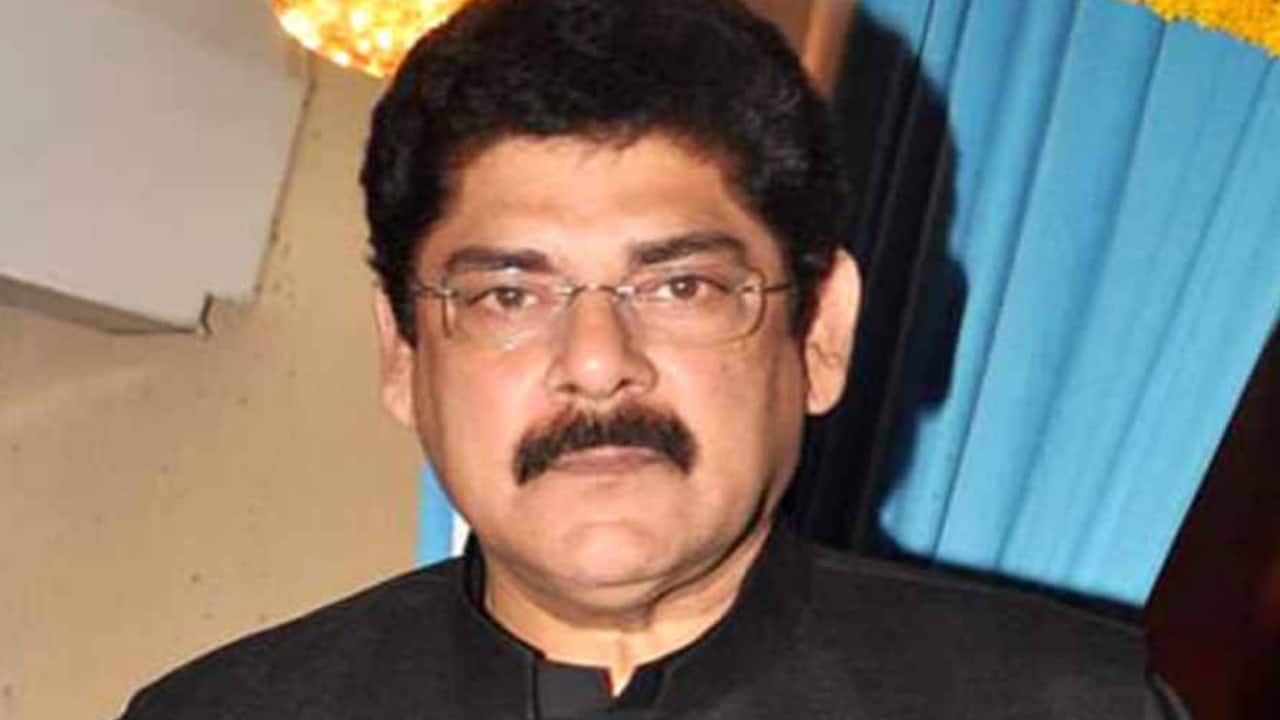 7. Thakur Raghuvir Singh Ahlawat in Badho Bahu - In Badho Bahu, Dheer portrayed Thakur Raghuvir Singh Ahlawat—a strong-willed patriarch with old-fashioned values and deep-rooted pride. His commanding presence was balanced by moments of surprising tenderness, making the Thakur both formidable and relatable. Dheer infused the role with warmth and humor, highlighting the generational clashes between tradition and change. Even in a contemporary comedy-drama setting, he managed to bring intensity and emotional depth. The show became a reminder of how effortlessly he could transition from epics to light-hearted family television without losing authenticity.