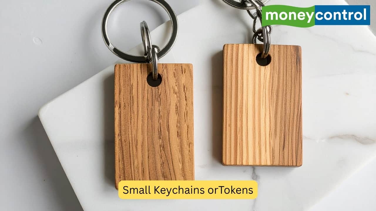“Just Something Small” Tokens Keychains, fridge magnets, and miniature gadgets often feel like afterthoughts. 'Appreciate the thought, but I don’t need clutter,' one Reddit comment reads. Employees increasingly value practical or experiential gifts— vouchers, subscriptions, or something they can actually use at home or office. (Image: Canva)